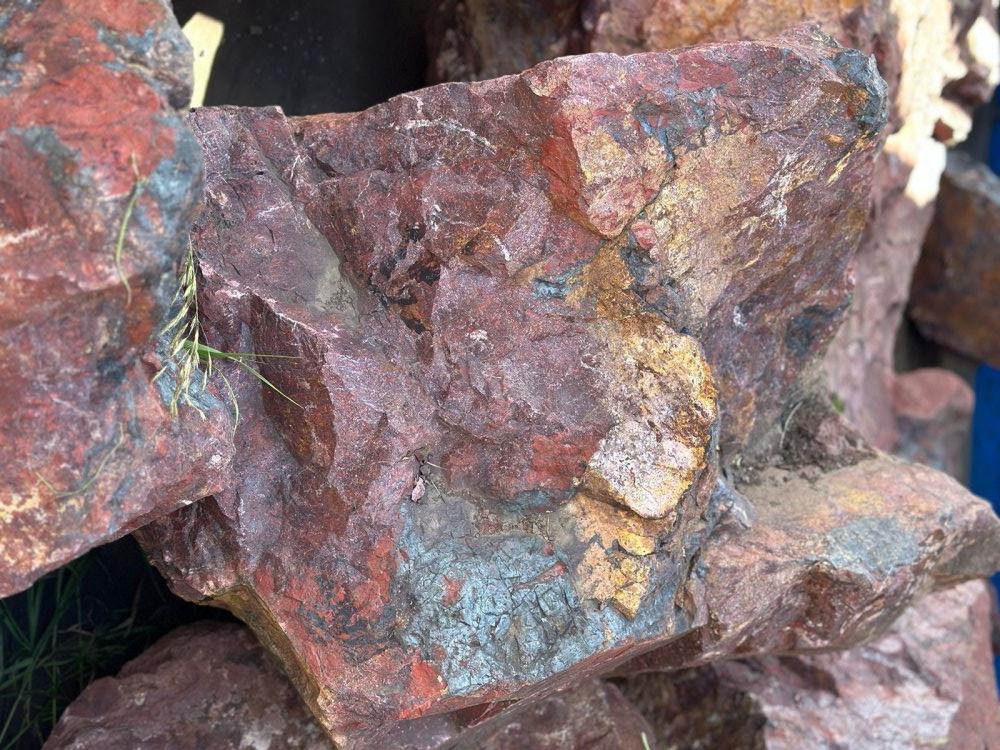 Камни для ландшафтного дизайна красно-фиолетовые 10-60 килограмм купить в Новоуральске