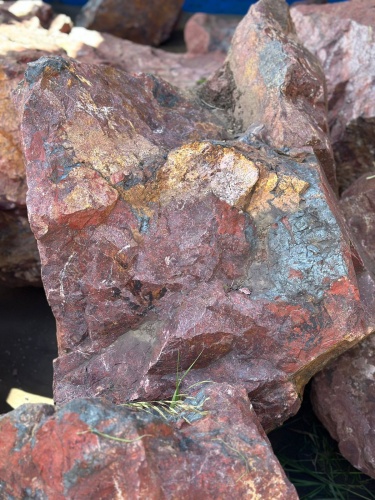 Камни для ландшафтного дизайна красно-фиолетовые 10-60 килограмм купить в Новоуральске