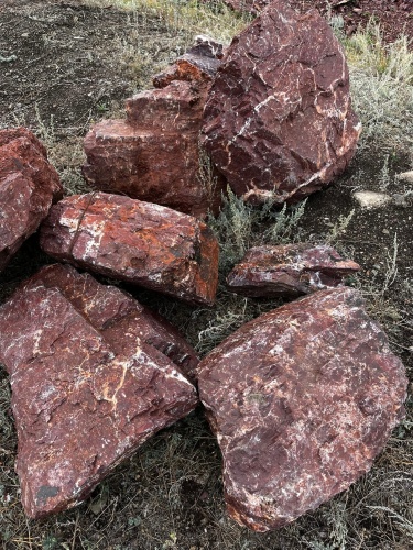 Ландшафтные глыбы красно-фиолетовые 200-1000 килограмм купить в Новоуральске