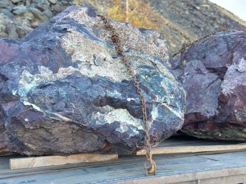 Огромные красно-фиолетовые валуны для ландшафтного дизайна весом более 5 тонн купить в Новоуральске