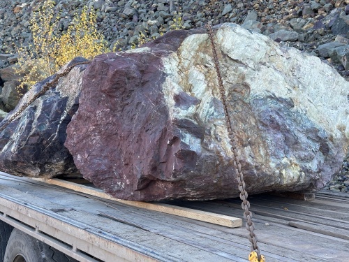 Огромные красно-фиолетовые валуны для ландшафтного дизайна весом более 5 тонн купить в Новоуральске