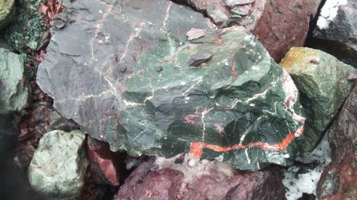 Гигантские зелёные валуны для ландшафтного дизайна весом более 5 тонн купить в Новоуральске