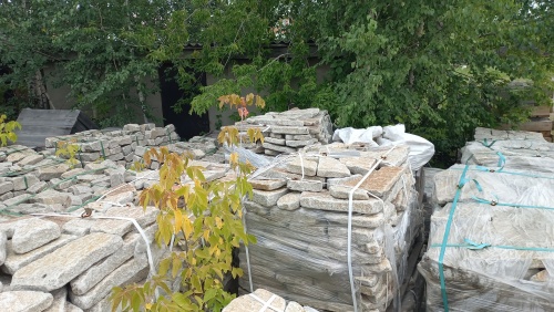 Плитняк галтованный гранитный для ландшафтного дизайна купить в Новоуральске