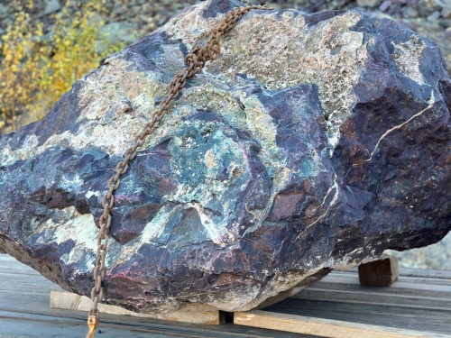 Огромные красно-фиолетовые валуны для ландшафтного дизайна весом более 5 тонн купить в Новоуральске