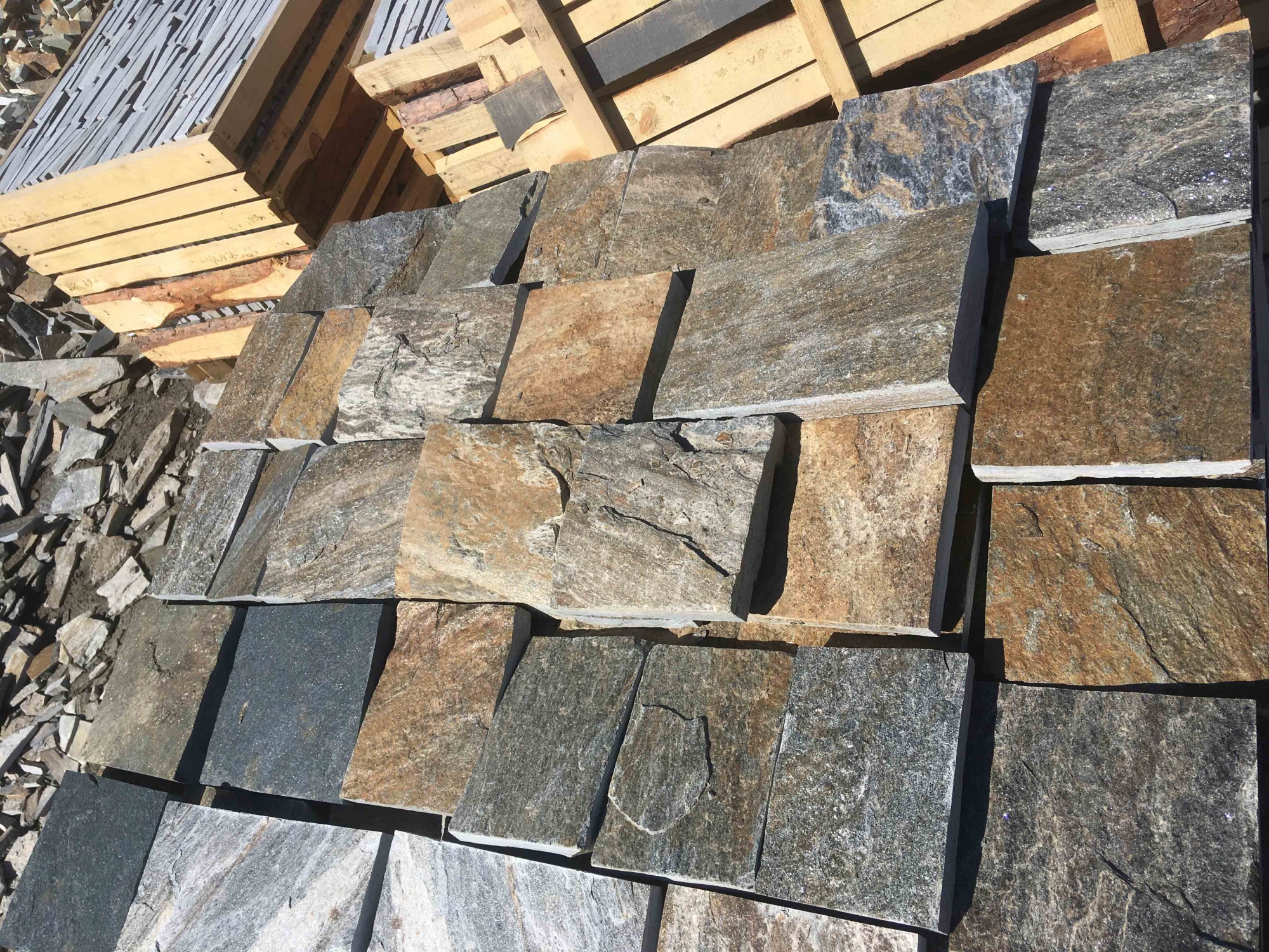 Плитка пилёная златолит Уральский для цоколя, отмостки купить в Новоуральске