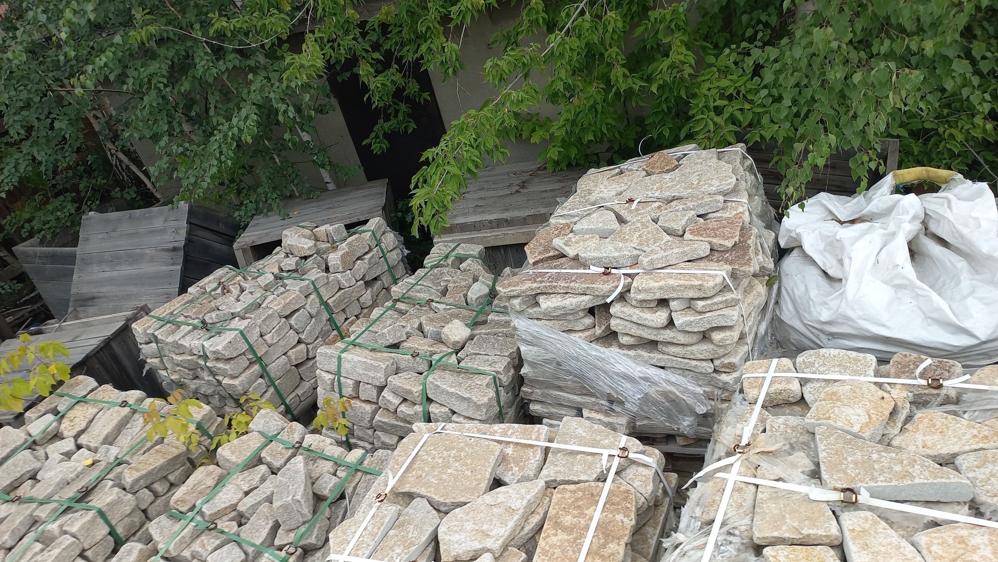 Плитняк гранитный галтованный купить в Новоуральске