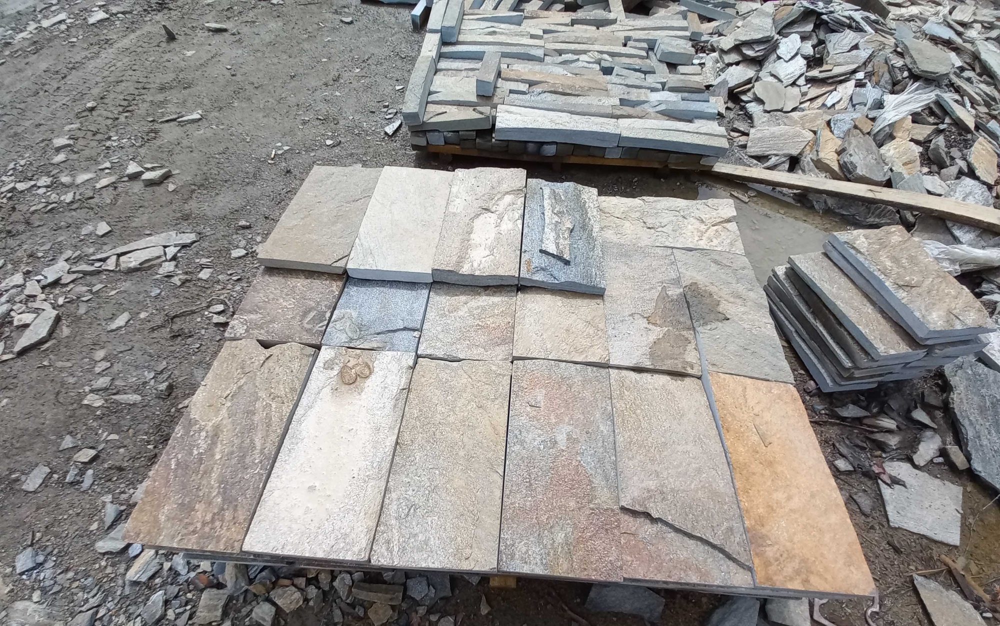 Плитка пилёная златолит Уральский для цоколя, отмостки купить в Новоуральске