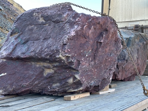 Огромные красно-фиолетовые валуны для ландшафтного дизайна весом более 5 тонн купить в Новоуральске