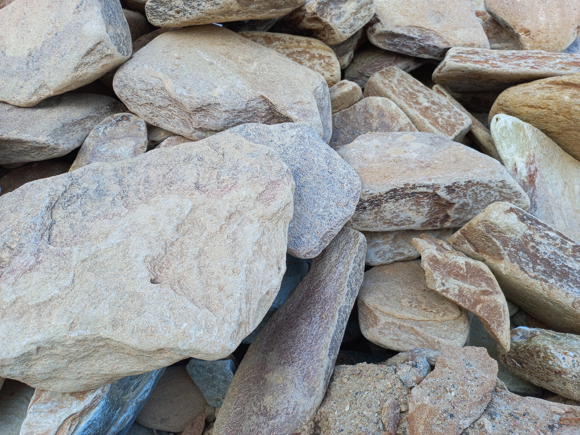 Златолит жёлтый, жёлто-зелёный глыбки и валуны для ланшафтного дизайна купить в Новоуральске