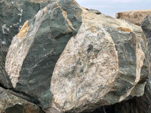 Гигантские зелёные валуны для ландшафтного дизайна весом более 5 тонн купить в Новоуральске