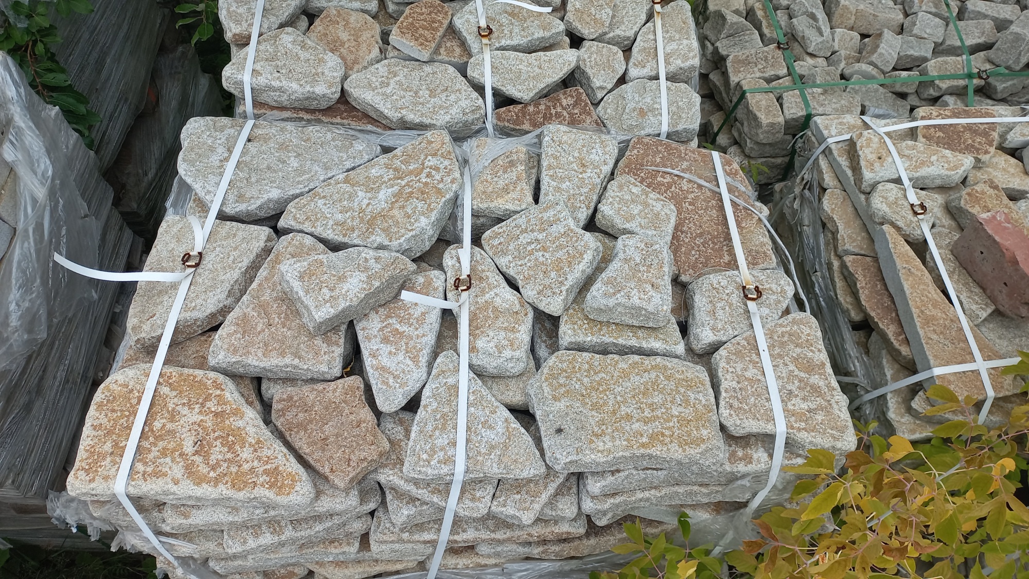 Гранитный плитняк галтованный для мощения купить в Новоуральске