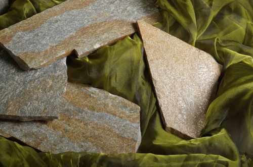 Плитняк златолит Уральский для цоколя, отмостки купить в Новоуральске