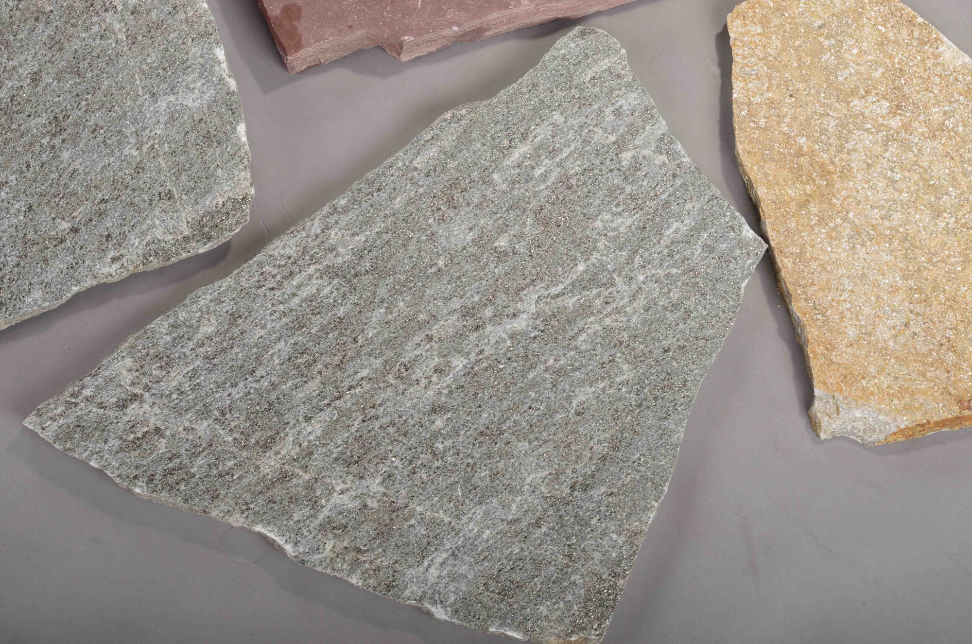 Плитняк златолит Уральский для цоколя, отмостки купить в Новоуральске