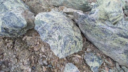 Купить змеевик ландшафтные валуны